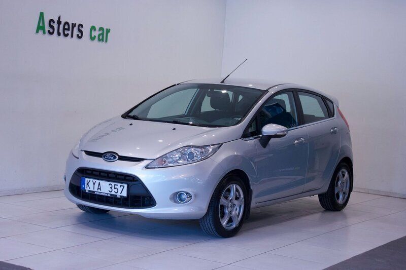 Grå Begagnad 2010 Ford Fiesta Titanium Halvkombi | 39 900 kr (Marknadspris) - Bild 1/4