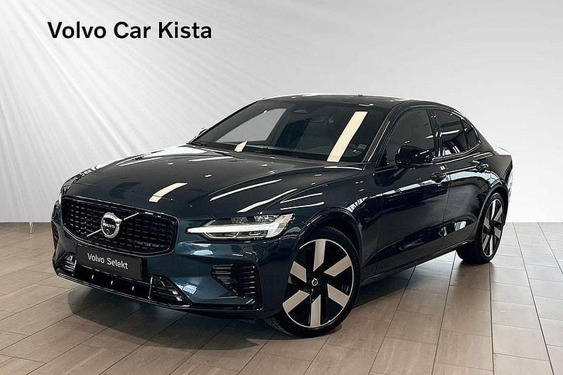 Mörkblå Begagnad 2024 Volvo S60 Plus Sedan | 469 900 kr (Marknadspris) - Bild 1/3
