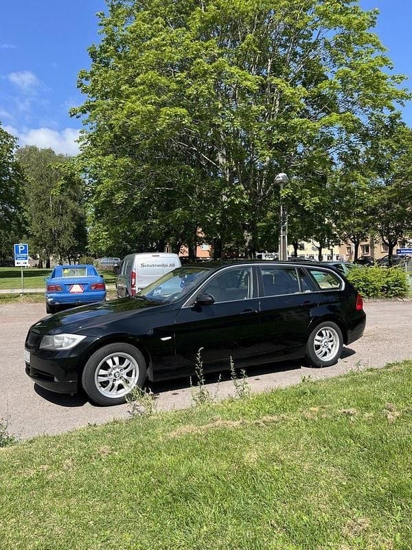 Svart Begagnad 2007 BMW 325 Kombi | 65 000 kr (Marknadspris) - Bild 1/4
