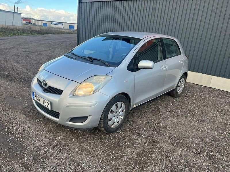 Begagnad 2009 Toyota Yaris Halvkombi | 28 000 kr (Bra pris) - Bild 1/4