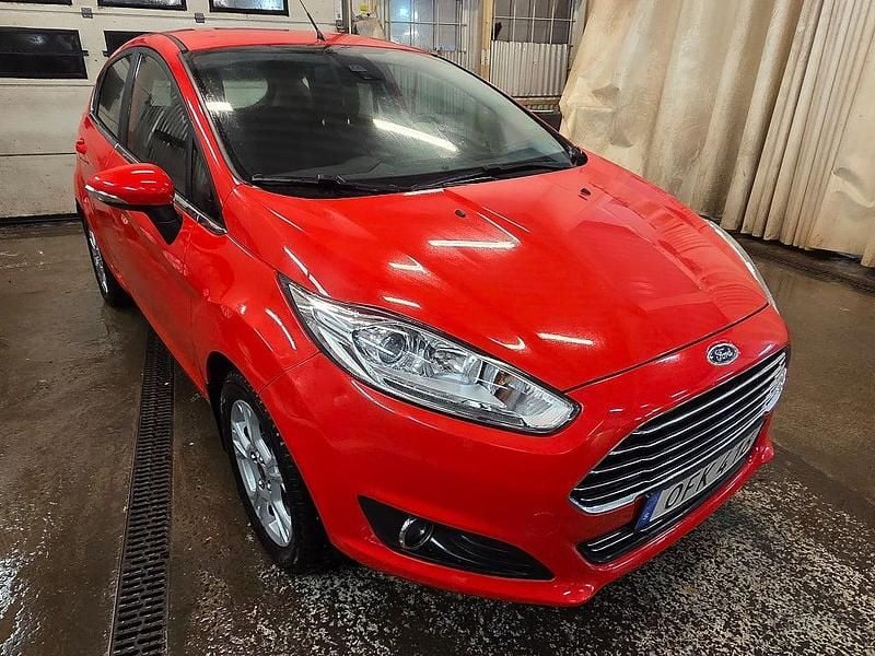 Begagnad Ford Fiesta Titanium 101 HK (74 kW) 2016 Röd Halvkombi