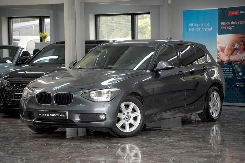 Grå Begagnad 2013 BMW 116 Halvkombi | 94 900 kr (Marknadspris) - Bild 1/4