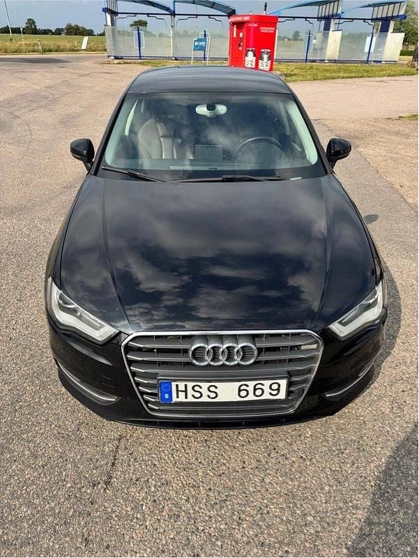 Svart Begagnad 2014 Audi A3 Sportback Ambition Halvkombi | 104 000 kr (Marknadspris) - Bild 1/4