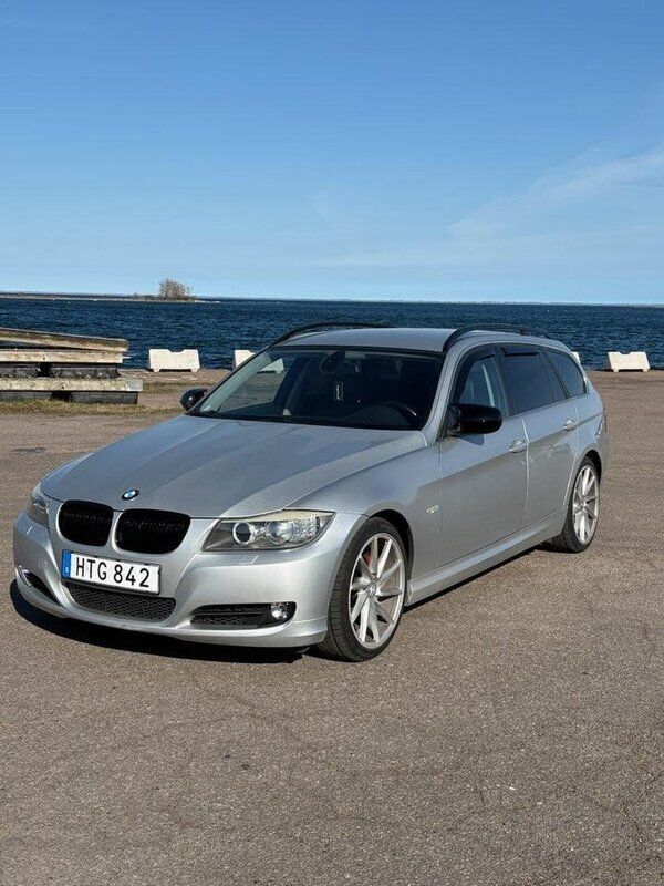Grå Begagnad 2009 BMW 325 Comfort Edition Kombi | 85 000 kr (Marknadspris) - Bild 1/4