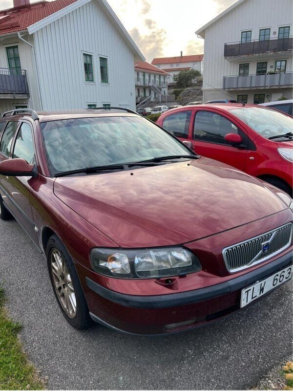 Röd Begagnad 2002 Volvo V70 Kombi | 14 000 kr (Superpris) - Bild 1/4