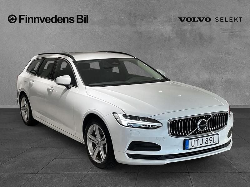 Begagnad Volvo V90 Core 200 HK (147 kW) 2024 Vit Kombi
