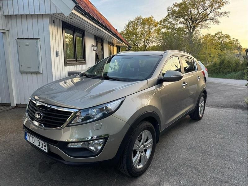 Grå Begagnad 2013 Kia Sportage Comfort SUV | 98 000 kr (Bra pris) - Bild 1/4