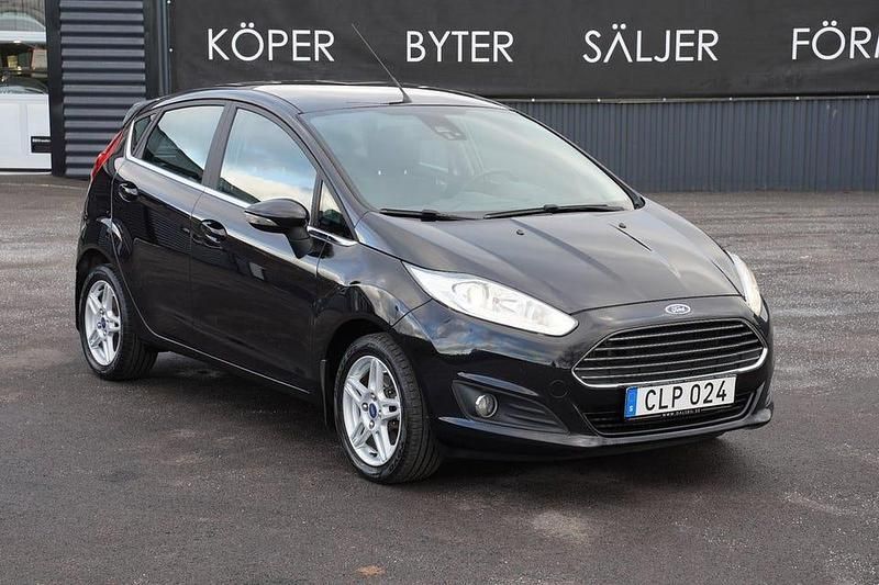 Panther black metallic Begagnad 2014 Ford Fiesta Titanium Halvkombi | 69 000 kr (Bra pris) - Bild 1/4