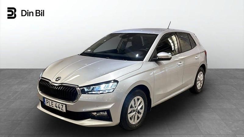 Silver (brilliant silver metallic) Begagnad 2024 Skoda Fabia Selection Halvkombi | 226 900 kr (Marknadspris) - Bild 1/4