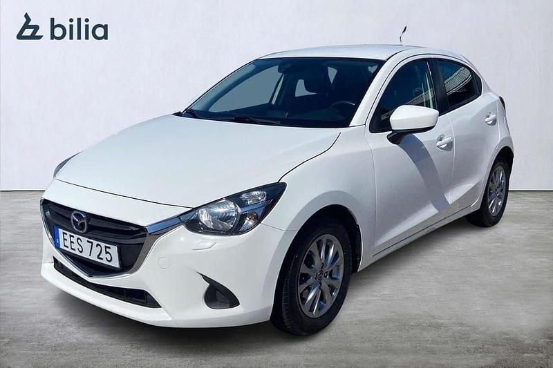Vit Begagnad 2015 Mazda 2 Halvkombi | 134 900 kr (Bra pris) - Bild 1/4