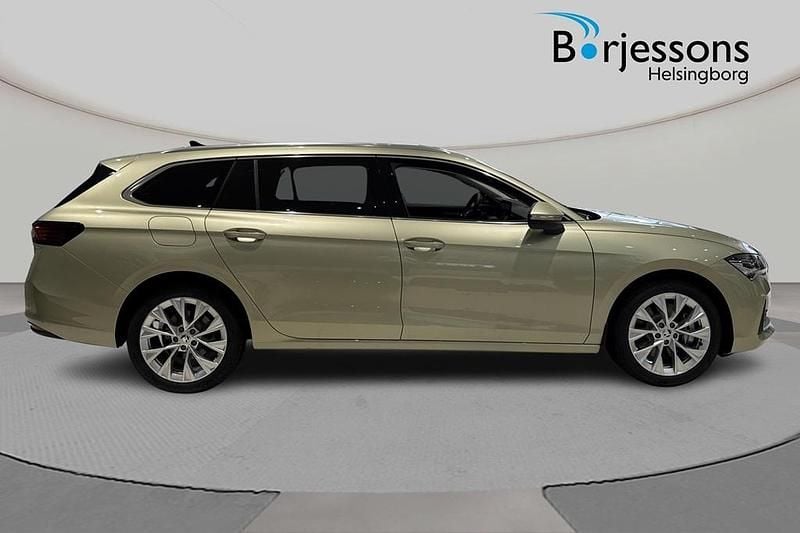 Begagnad Skoda Superb 2024 Gul Kombi
