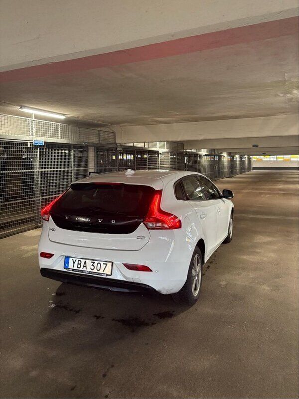 Vit Begagnad 2016 Volvo V40 Kinetic Kombi | 109 000 kr (Bra pris) - Bild 1/4