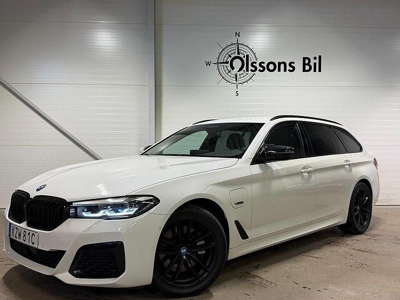 Vit Begagnad 2021 BMW 530e M Sport Kombi | 339 900 kr (Marknadspris) - Bild 1/4