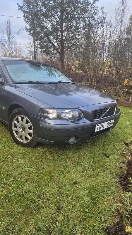 Grå Begagnad 2003 Volvo S60 Business Edition Sedan | 25 000 kr (Bra pris) - Bild 1/4
