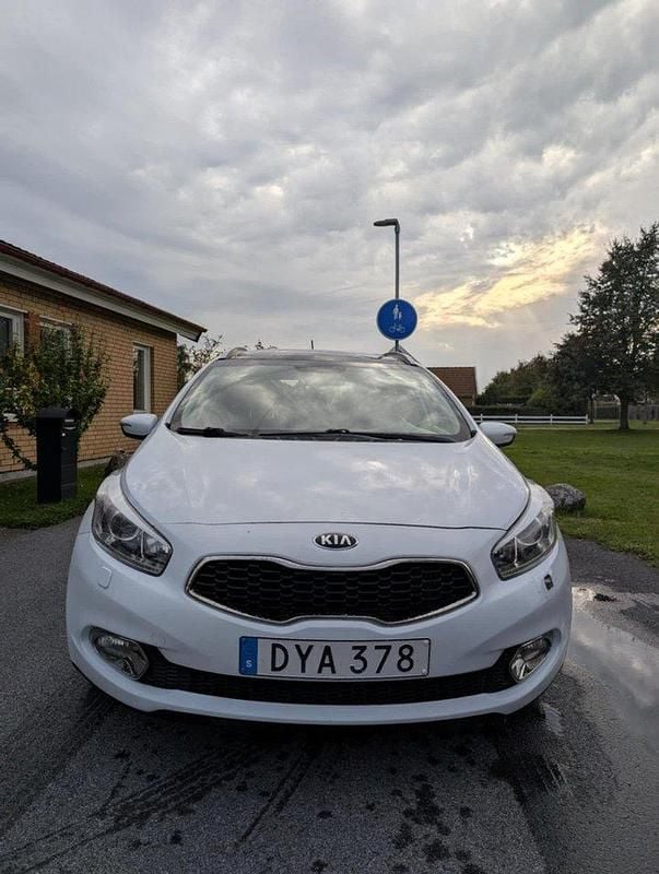 Vit Begagnad 2015 Kia Ceed Sportswagon Comfort Kombi | 72 000 kr (Bra pris) - Bild 1/4