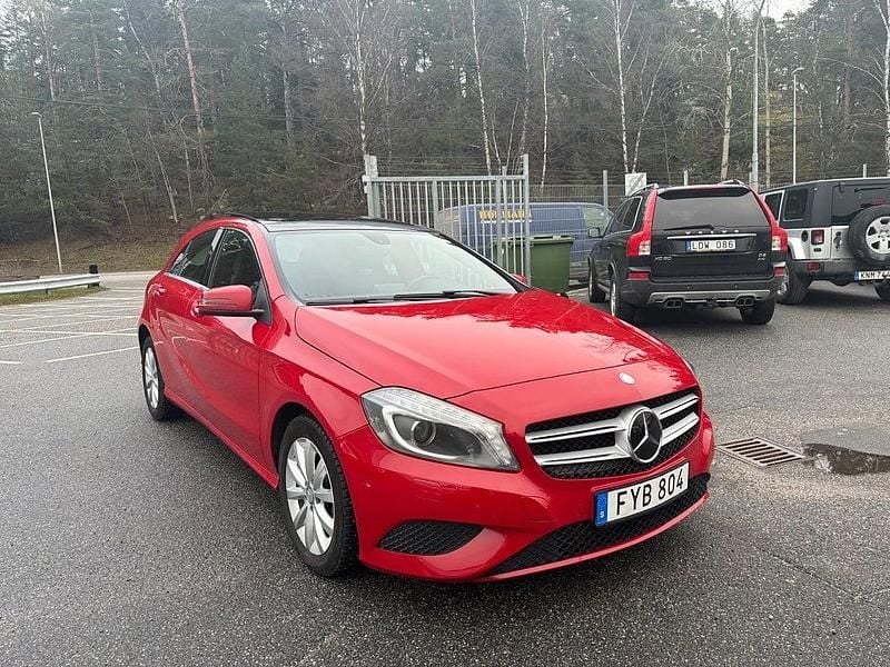 Röd Begagnad 2015 Mercedes A180 Urban Halvkombi | 109 900 kr (Bra pris) - Bild 1/4