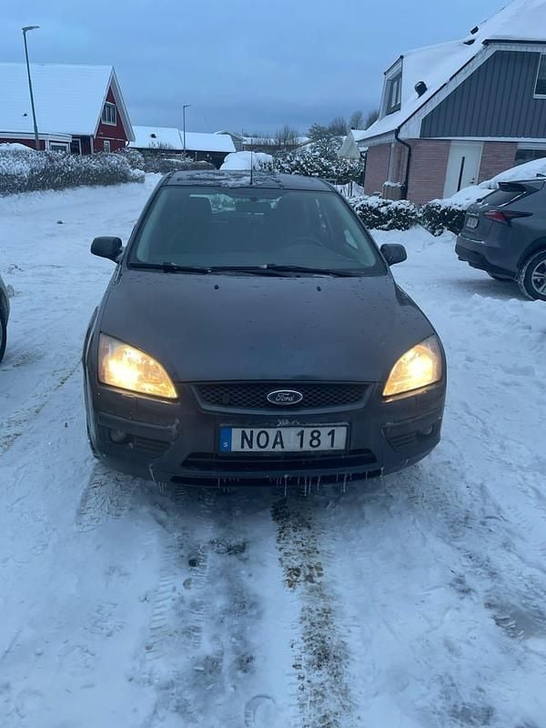 Begagnad 2008 Ford Focus Halvkombi | 25 000 kr (Marknadspris) - Bild 1/4