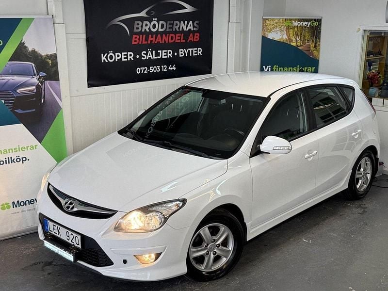 Vit Begagnad 2011 Hyundai i30 Halvkombi | 59 900 kr (Marknadspris) - Bild 1/4