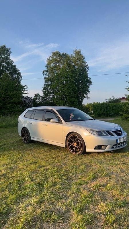 Silver Begagnad 2008 Saab 9-3 Vector Kombi | 40 000 kr (Marknadspris) - Bild 1/4