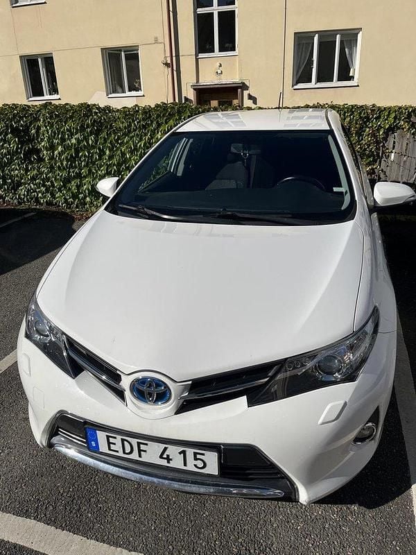Vit Begagnad 2015 Toyota Auris Hybrid Edition Halvkombi | 139 900 kr (Marknadspris) - Bild 1/4