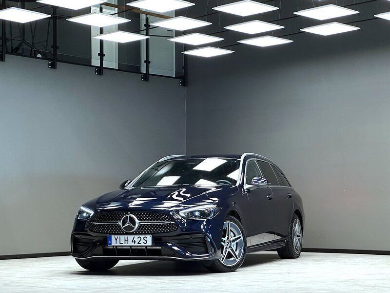 Mörkblå Begagnad 2023 Mercedes C300e AMG Kombi | 459 900 kr (Bra pris) - Bild 1/3