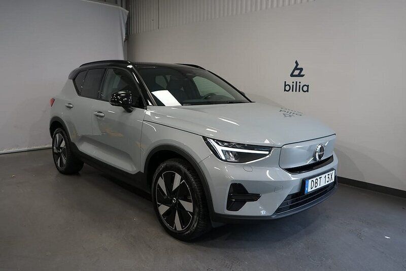 Grå Begagnad 2023 Volvo XC40 Core SUV | 419 900 kr - Bild 1/3