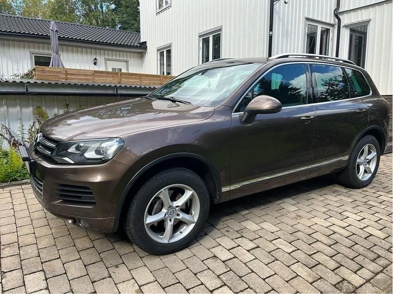 Brun Begagnad 2011 VW Touareg SUV | 145 000 kr (Marknadspris) - Bild 1/4