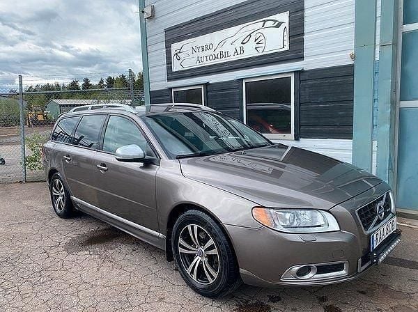 Grå Begagnad 2012 Volvo V70 R-Design Kombi | 109 900 kr (Marknadspris) - Bild 1/4