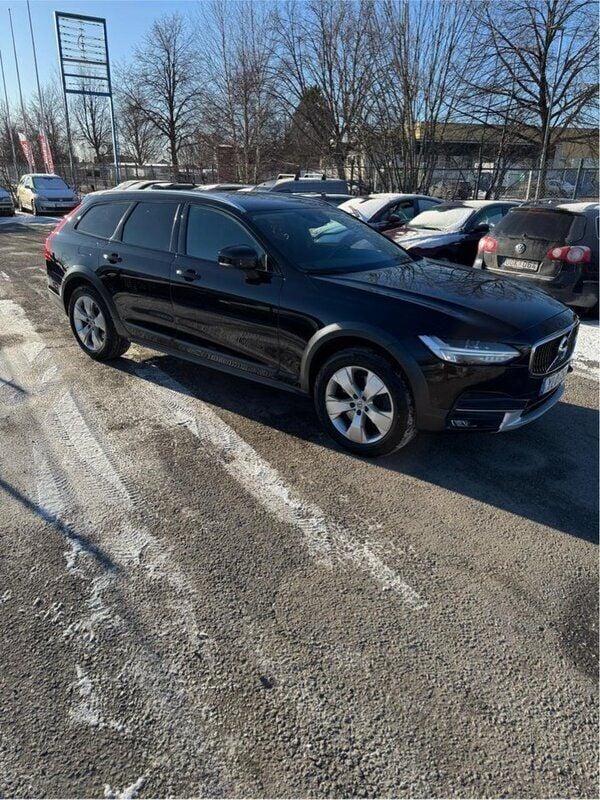 Svart Begagnad 2017 Volvo V90 CC Momentum Kombi | 259 000 kr (Bra pris) - Bild 1/4