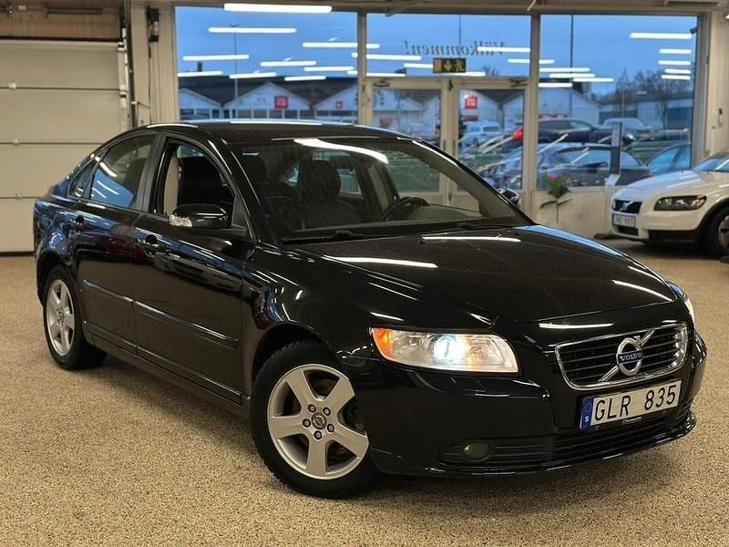 Svart Begagnad 2008 Volvo S40 Momentum Sedan | 39 990 kr (Marknadspris) - Bild 1/4