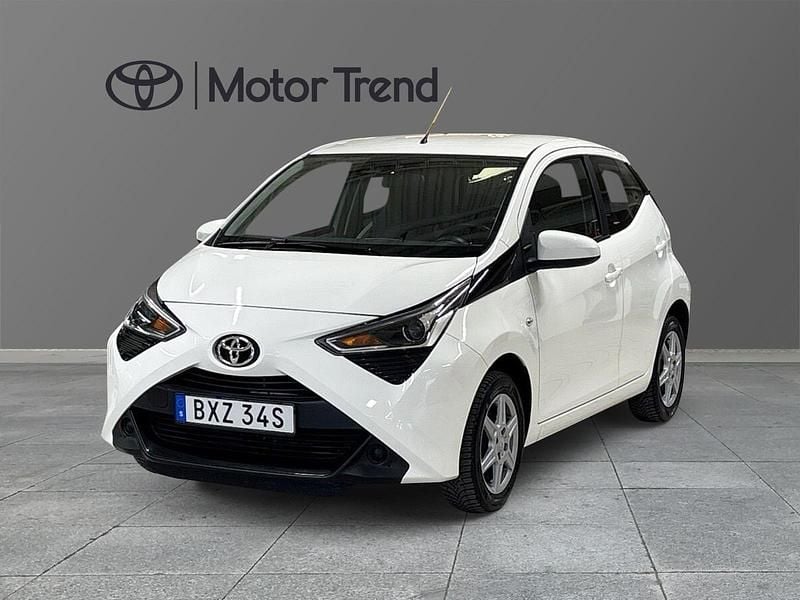 Vit Begagnad 2020 Toyota Aygo X-play Halvkombi | 105 000 kr (Marknadspris) - Bild 1/4