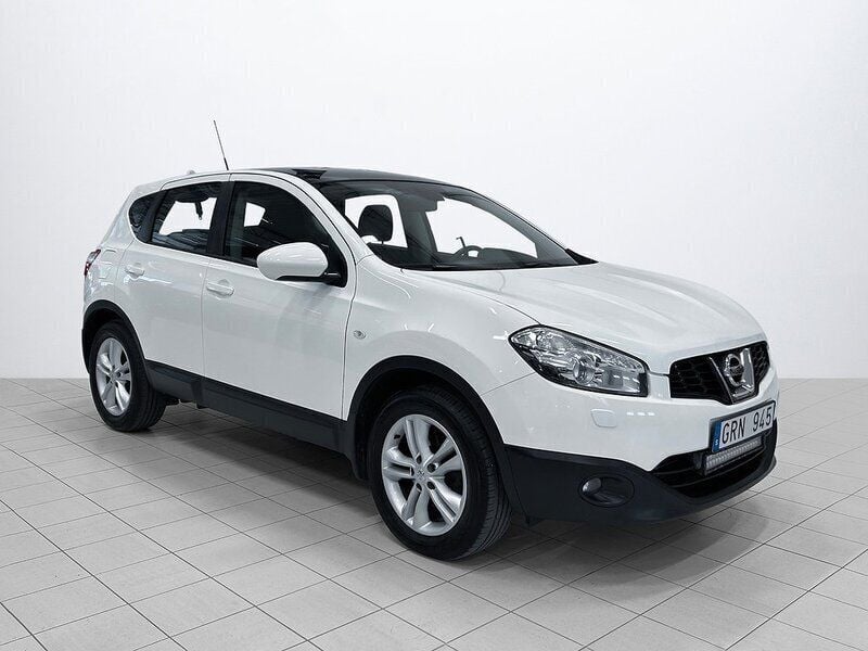 Vit Begagnad 2013 Nissan Qashqai SUV | 104 900 kr (Marknadspris) - Bild 1/4