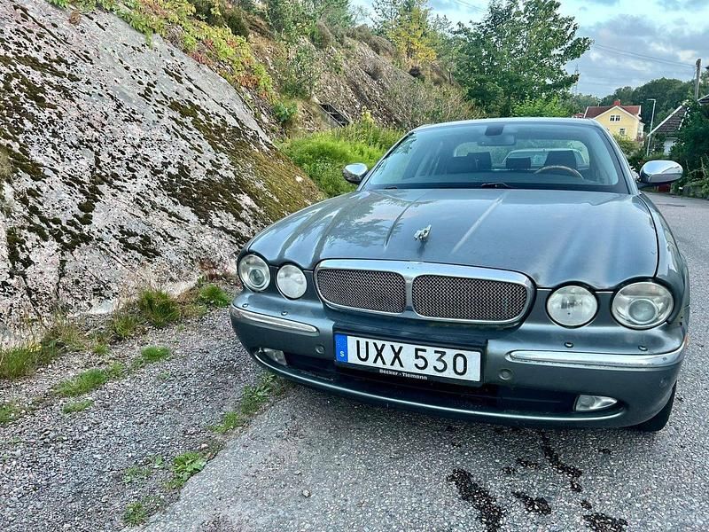 Mörkgrå (grå) Begagnad 2006 Jaguar XJ Sedan | 119 000 kr - Bild 1/4