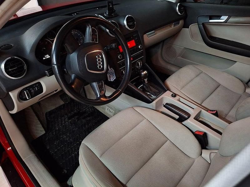 Begagnad Audi A3 Sportback Attraction 105 HK (77 kW) 2011 Röd Halvkombi