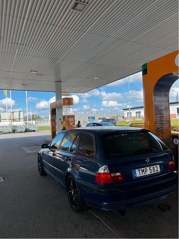 Blå Begagnad 2002 BMW 318 Kombi | 17 000 kr (Marknadspris) - Bild 1/4