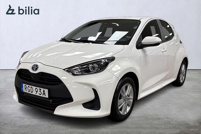 Vit Begagnad 2022 Toyota Yaris Hybrid Halvkombi | 189 900 kr (Bra pris) - Bild 1/3