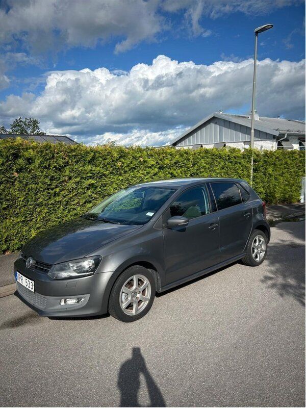 Grå Begagnad 2010 VW Polo Halvkombi | 41 000 kr (Bra pris) - Bild 1/4