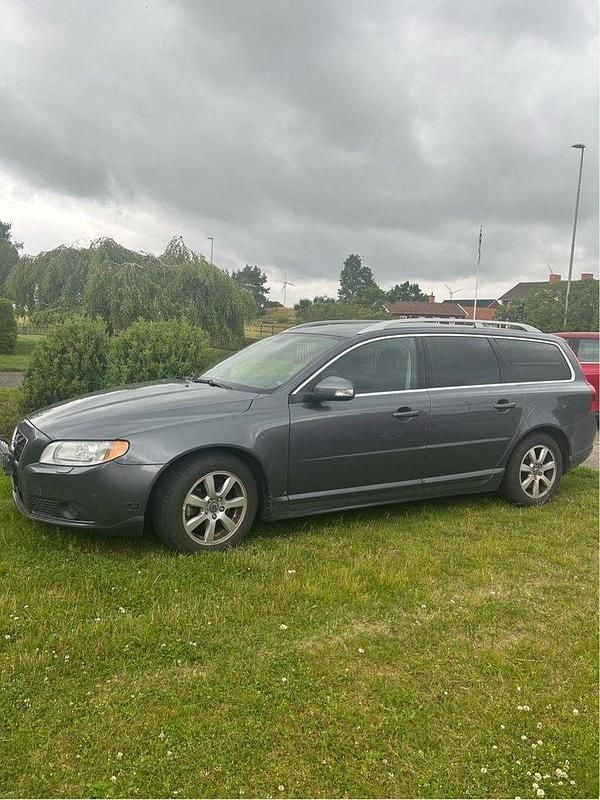 Grå Begagnad 2011 Volvo V70 Kombi | 64 000 kr (Lite dyr) - Bild 1/4