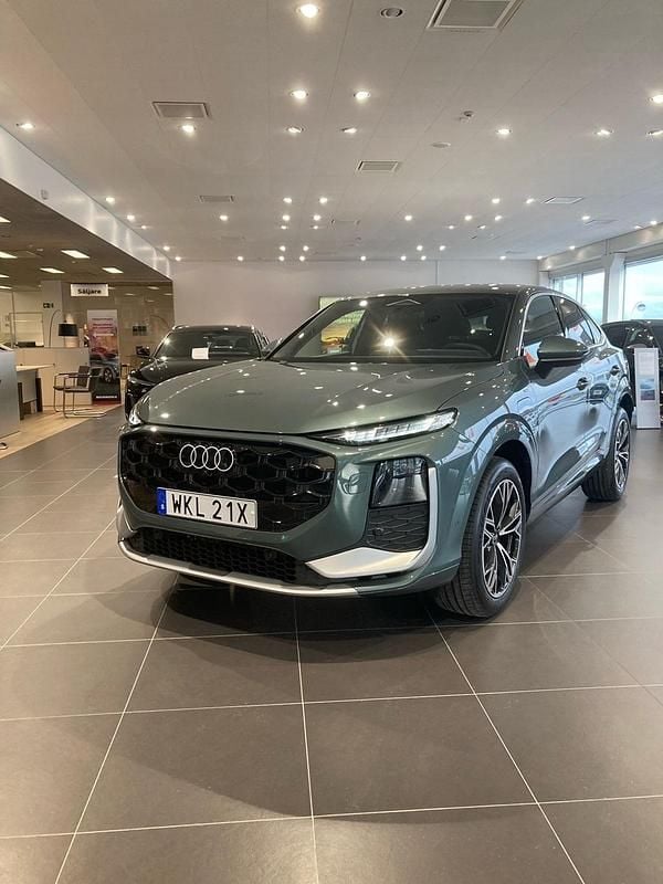 Grön Ny 2026 Audi Q3 Sportback S-Line SUV | 653 200 kr - Bild 1/4