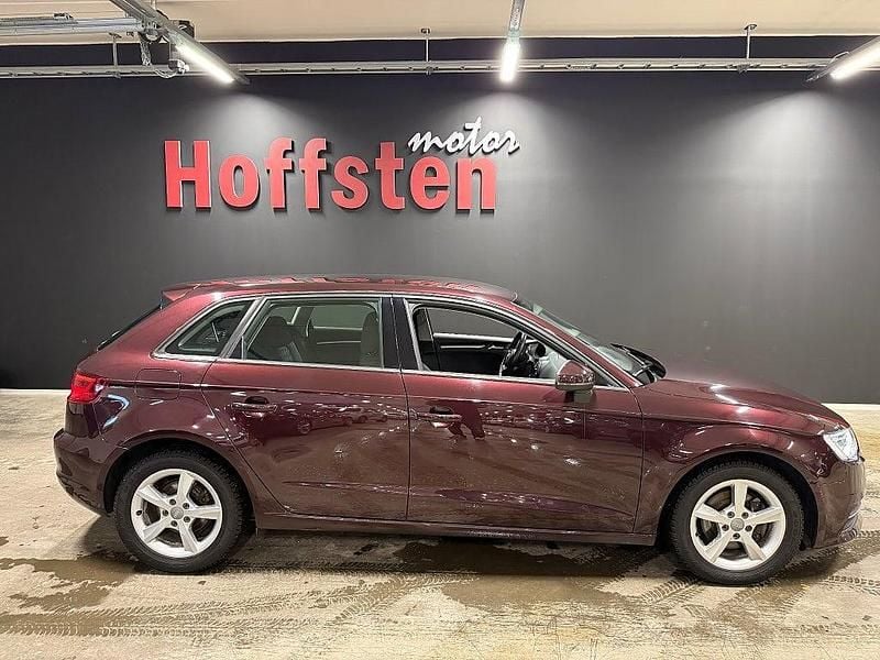 Begagnad Audi A3 Sportback Attraction 105 HK (77 kW) 2013 Röd Halvkombi