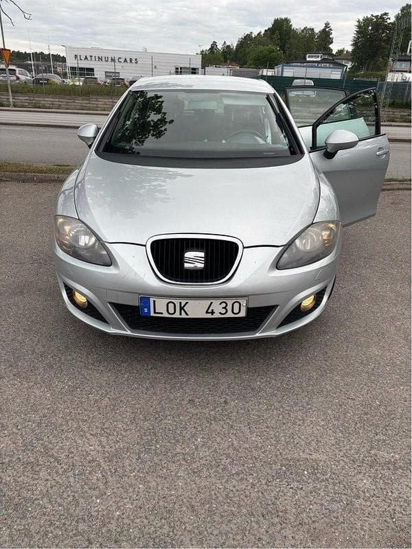 Silver Begagnad 2011 Seat Leon Style Halvkombi | 35 000 kr (Marknadspris) - Bild 1/4