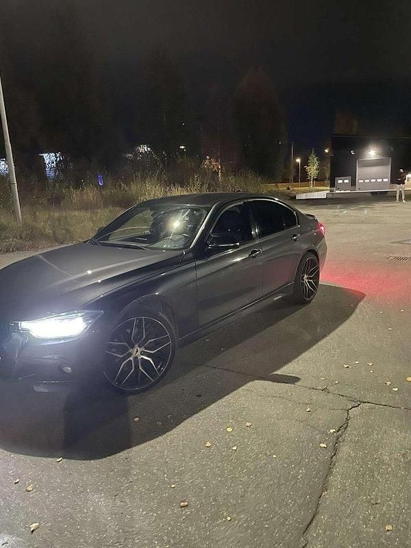 Grå Begagnad 2016 BMW 320 M Sport Sedan | 195 000 kr (Marknadspris) - Bild 1/4