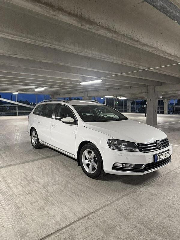 Vit Begagnad 2013 VW Passat Kombi | 55 000 kr (Marknadspris) - Bild 1/4