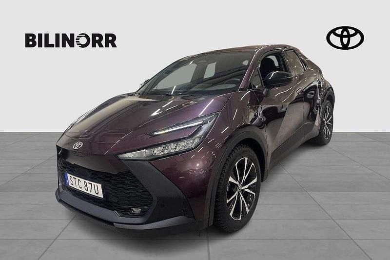 Lila Begagnad 2024 Toyota C-HR SUV | 389 900 kr (Bra pris) - Bild 1/4