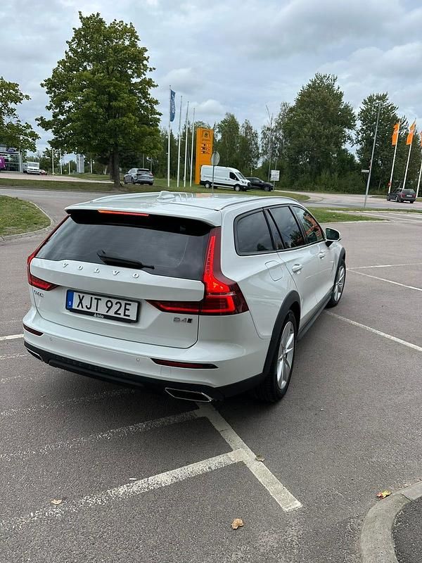 Begagnad 2022 Volvo V60 CC Kombi | 319 000 kr (Bra pris) - Bild 1/4