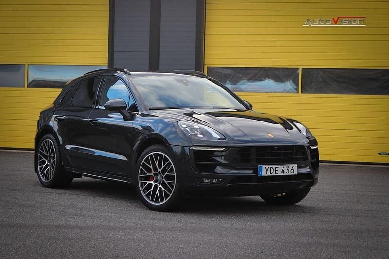 Grå Begagnad 2017 Porsche Macan GTS Sport SUV | 449 900 kr (Dyr) - Bild 1/4