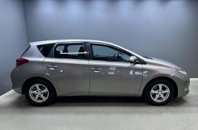 Begagnad Toyota Auris Active 132 HK (97 kW) 2013 Brun