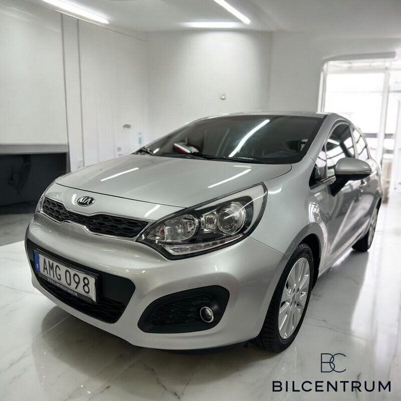 Silver Begagnad 2014 Kia Rio Halvkombi | 95 000 kr (Marknadspris) - Bild 1/4