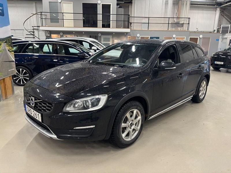 Svart Begagnad 2016 Volvo V60 CC Summum Kombi | 169 000 kr (Marknadspris) - Bild 1/3