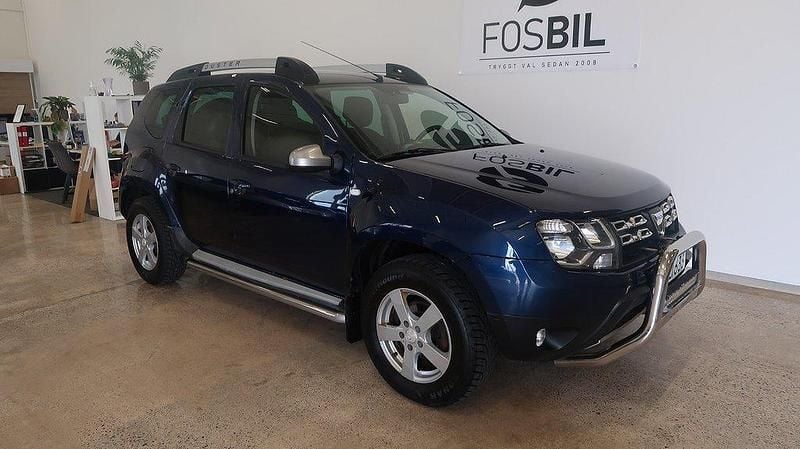 Mörkblå (blå) Begagnad 2015 Dacia Duster SUV | 79 900 kr (Marknadspris) - Bild 1/3